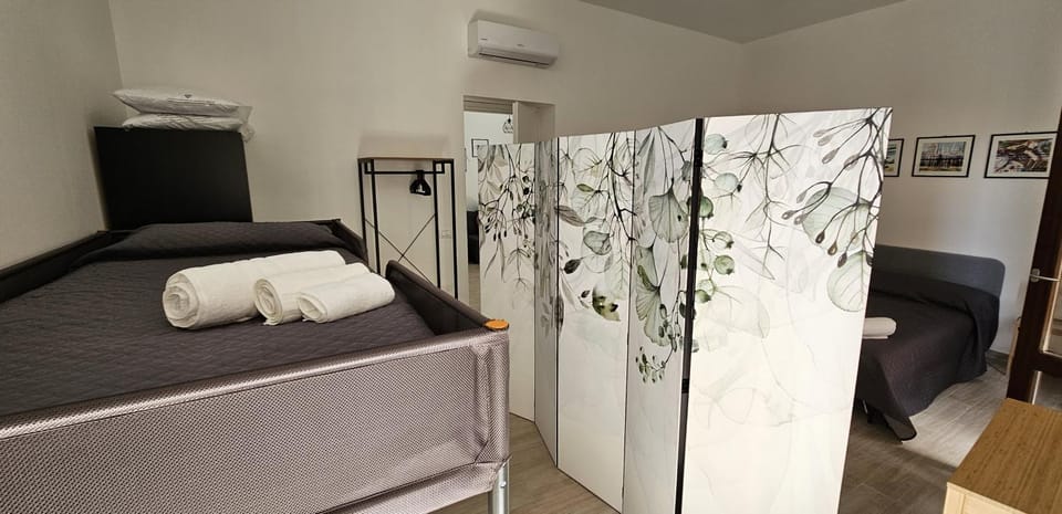 Balcony/Terrace, Bedroom, internet, towels, wardrobe, air conditioner