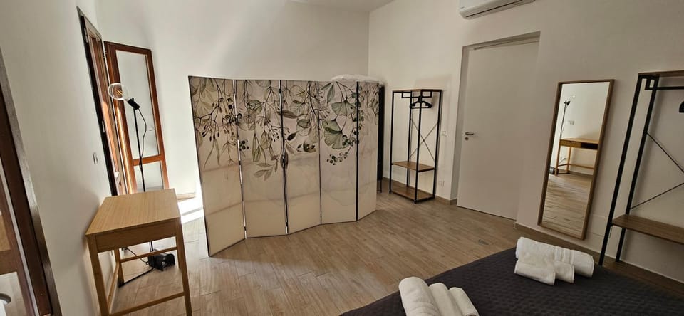 Balcony/Terrace, Photo of the whole room, Bedroom, Family, internet, towels, wardrobe, air conditioner
