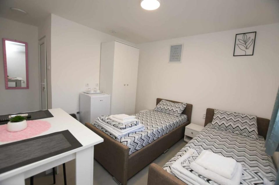 Bed, Photo of the whole room, Seating area, Bedroom, towels