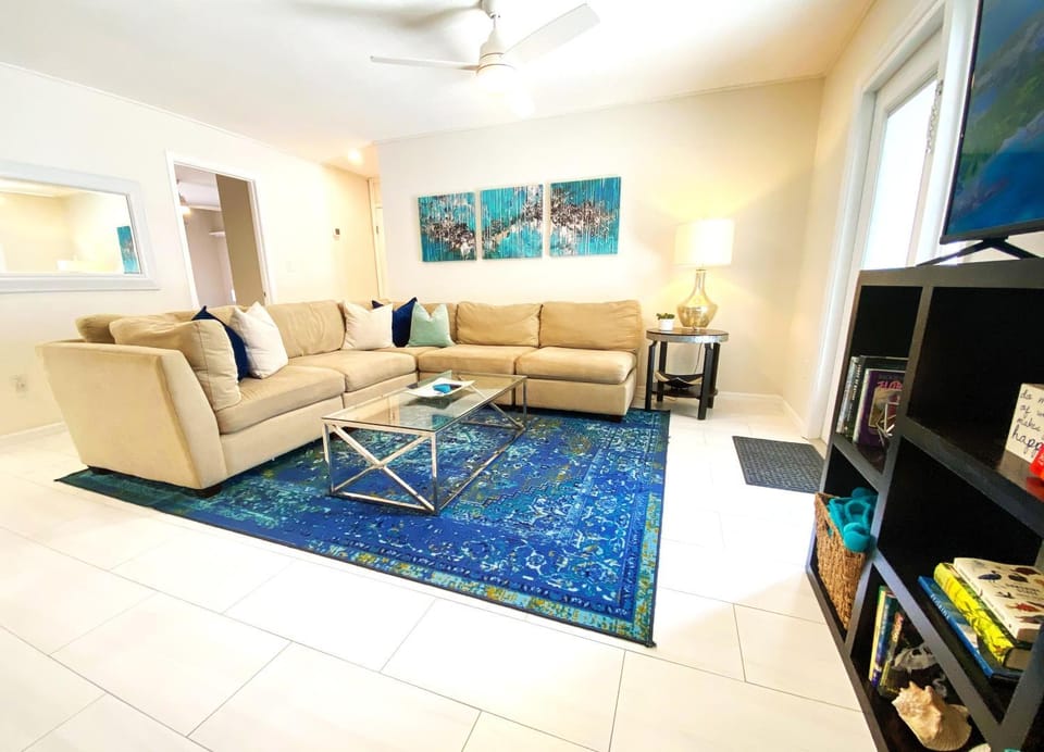 TV and multimedia, Living room, Seating area, Family