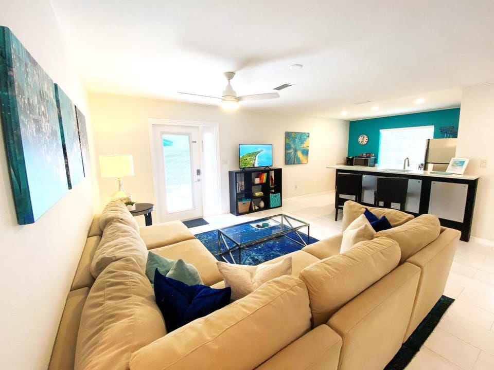 TV and multimedia, Kitchen or kitchenette, Living room, Seating area