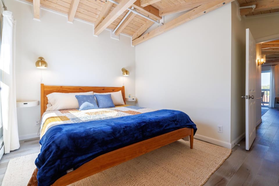 Top Floor Condo w/ Ocean Views [Admirals Quarters] Apartment in Southwest Harbor