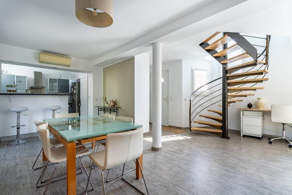 Bright pearl with garden near the sea House in Hyères