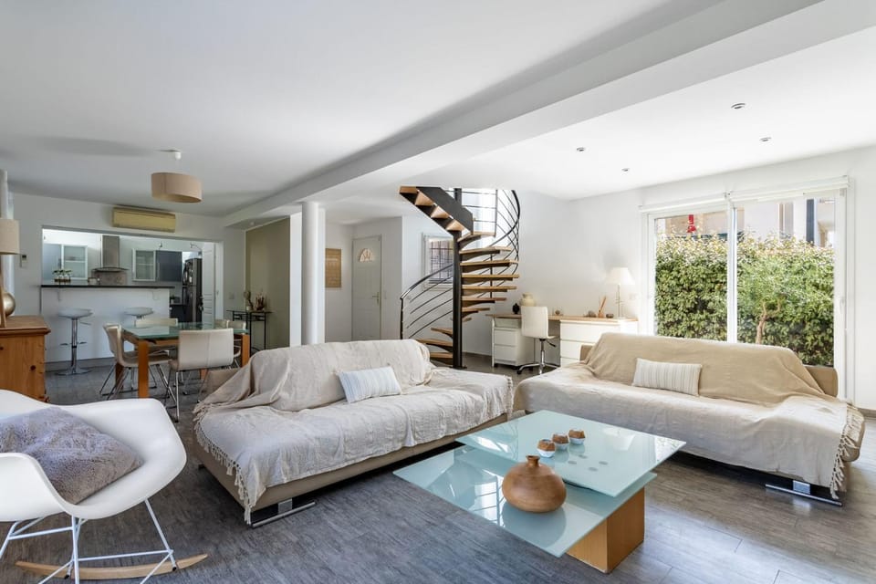 Bright pearl with garden near the sea House in Hyères