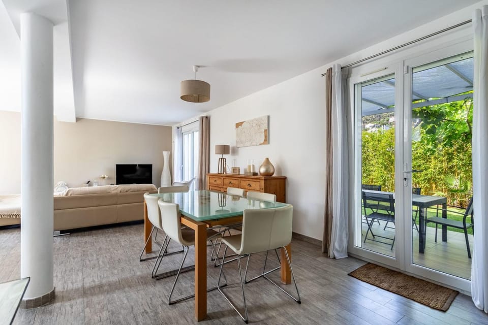 Bright pearl with garden near the sea House in Hyères