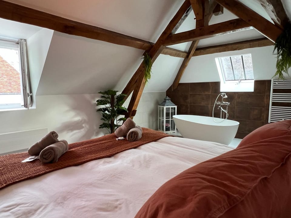 Bed, Bathroom, Photo of the whole room, Bedroom, Bath, towels