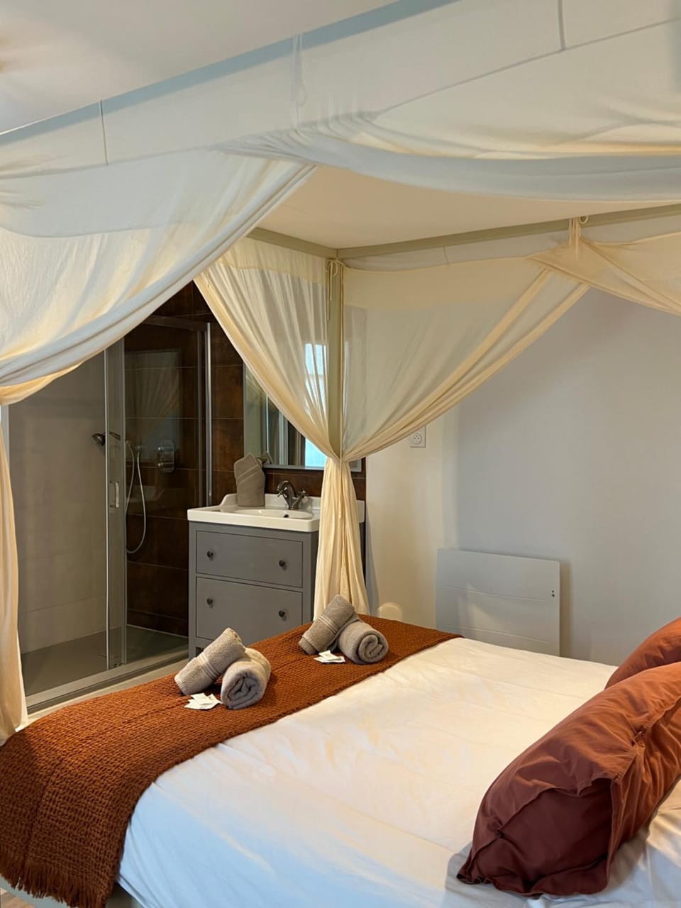 Bed, Bathroom, Photo of the whole room, Bedroom, towels