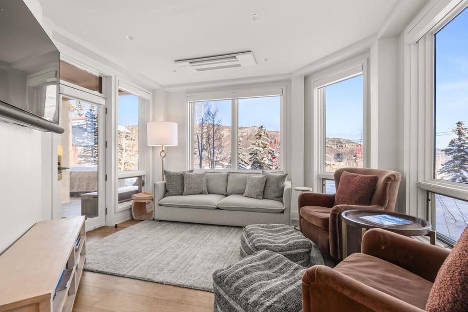 Chamonix 17, Snowmass Ski-In/Ski-Out Condo w/Shared Pool/Hot Tub/Gym/WiFi House in Snowmass Village