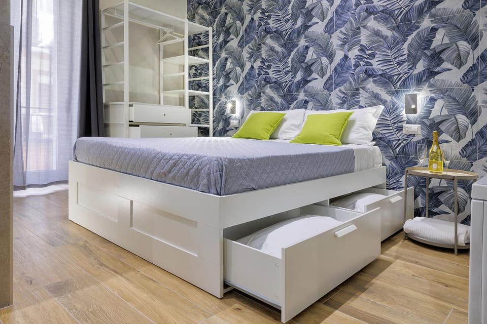 Photo of the whole room, Bedroom