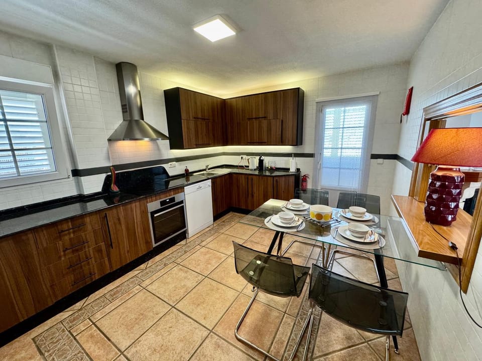 Coffee/tea facilities, Kitchen or kitchenette, Dining area, dishwasher, oven, stove, toaster