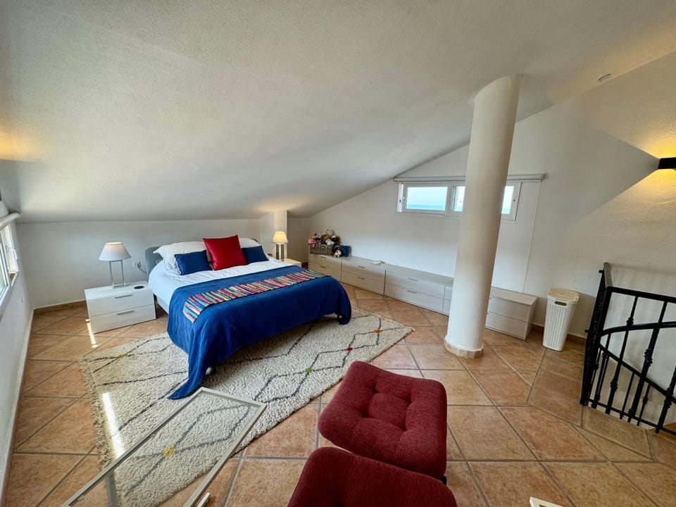 Bed, Seating area, Bedroom, air conditioner