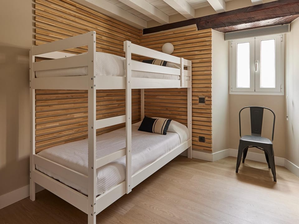 Bedroom, bunk bed