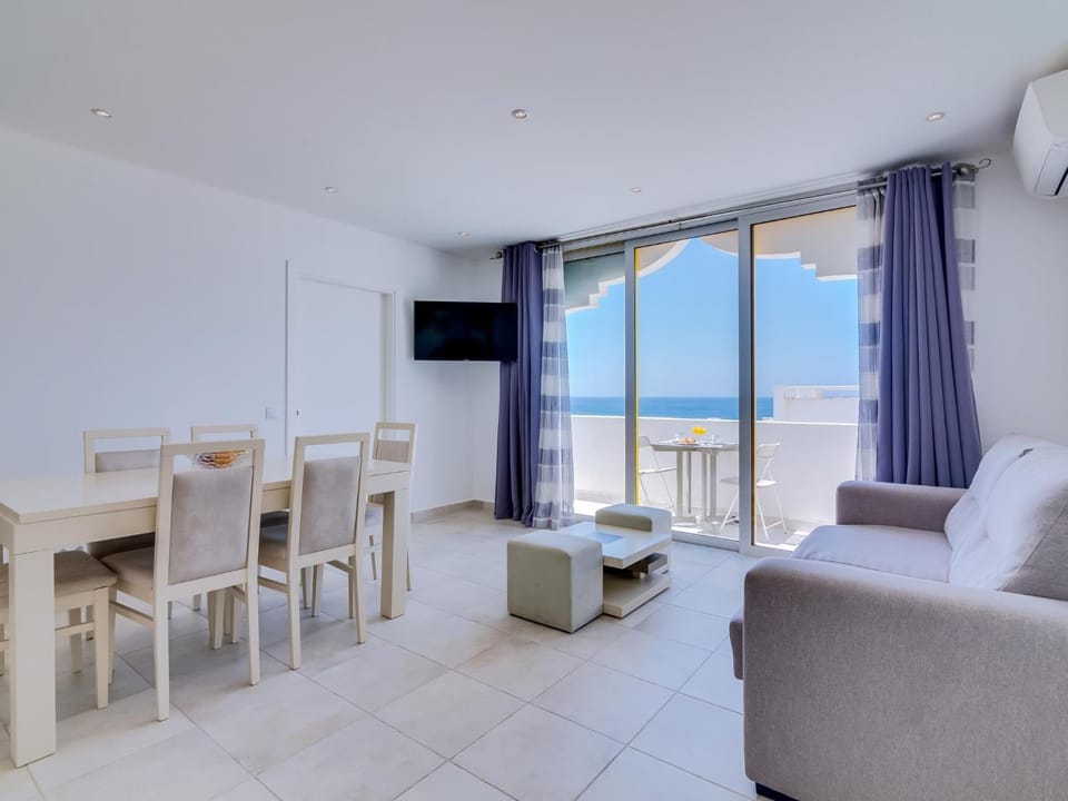 Natural landscape, TV and multimedia, View (from property/room), Balcony/Terrace, Living room, Dining area, Sea view