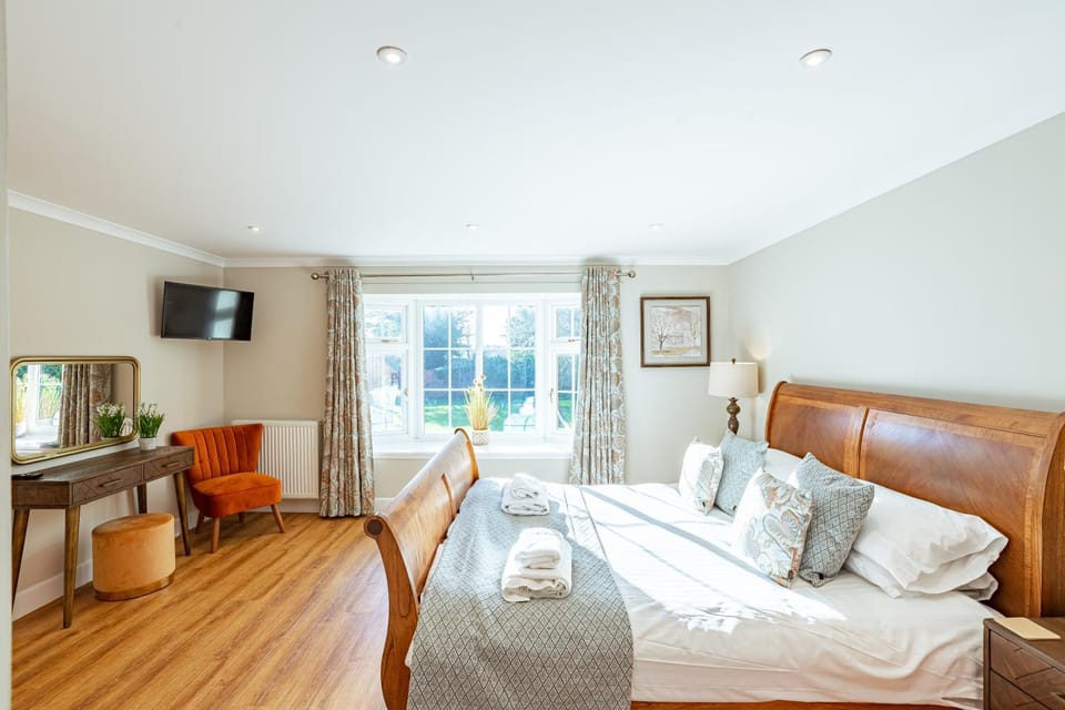 Bed, TV and multimedia, Bedroom, towels