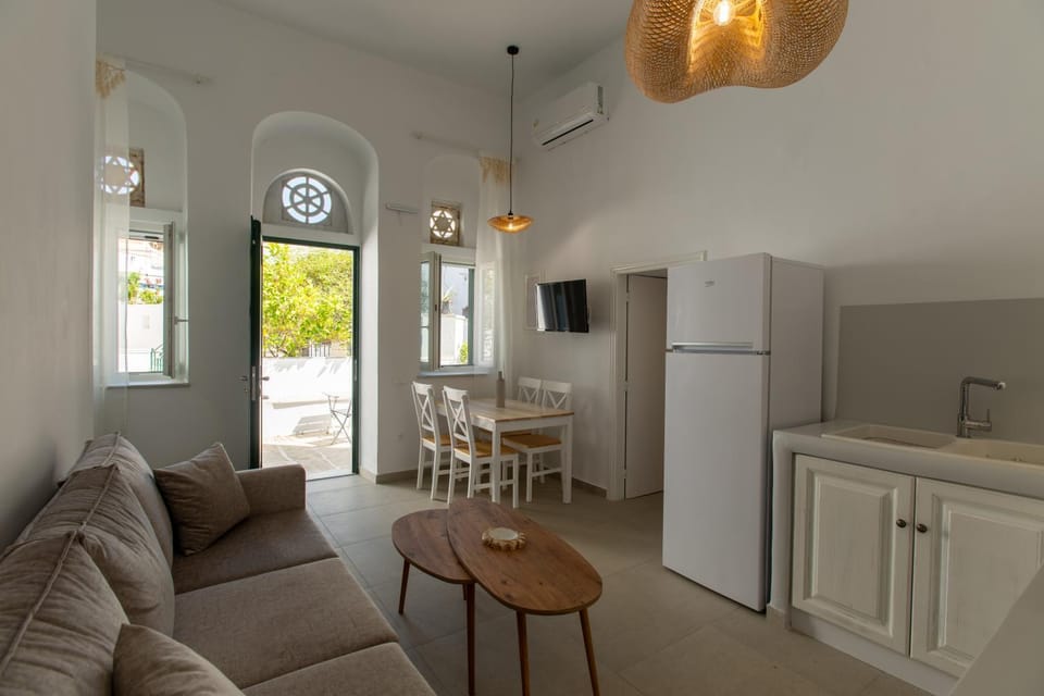 Kitchen or kitchenette, Seating area, Dining area