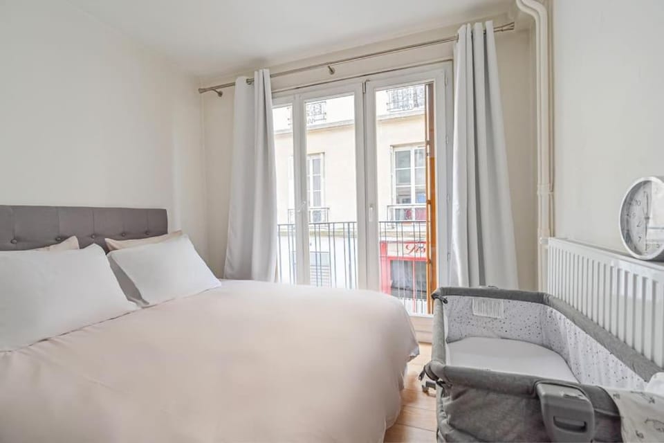 Bed, Photo of the whole room, Bedroom, cot