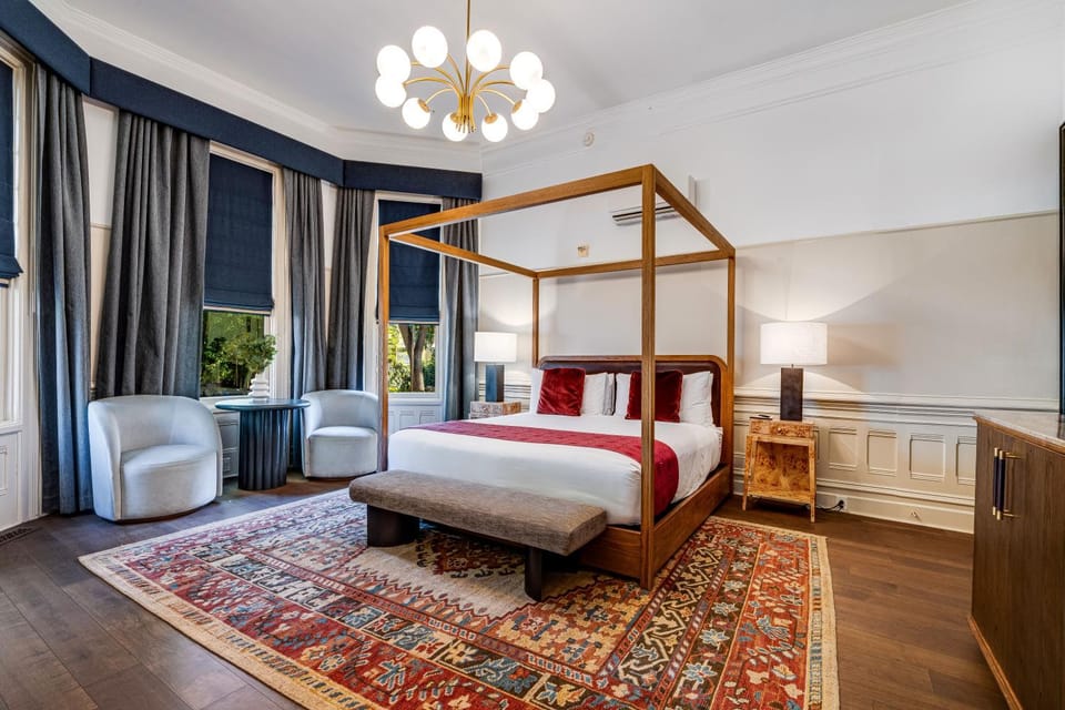 Bed, Seating area, Bedroom, minibar