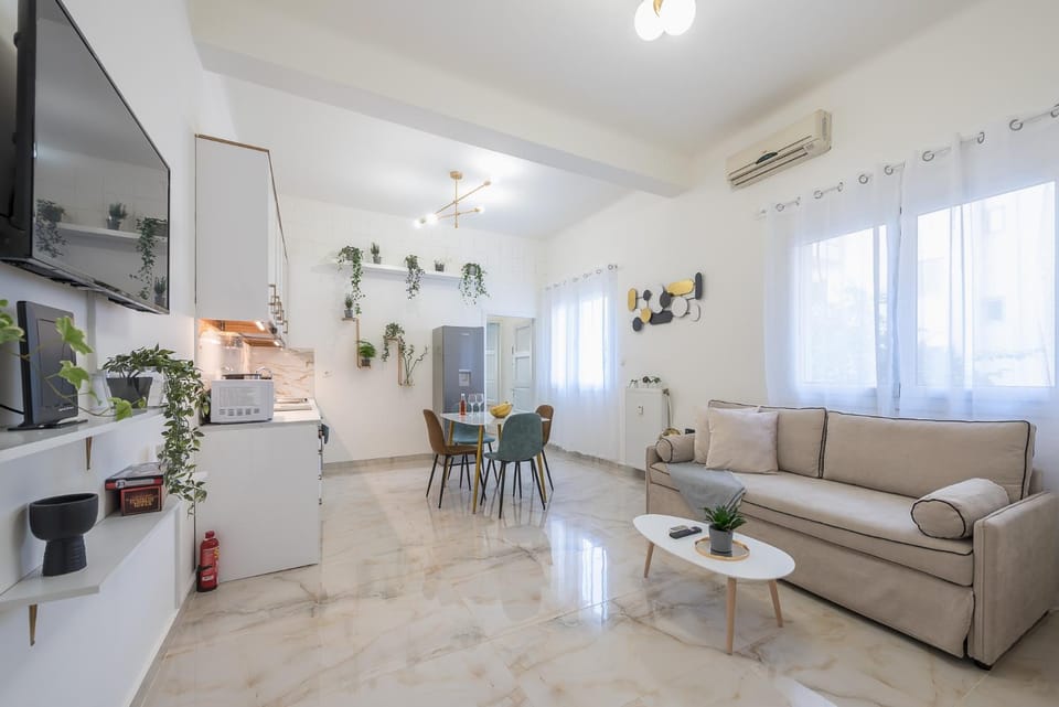 TV and multimedia, Living room, Seating area, Dining area, air conditioner