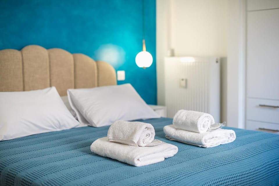 Bed, Bedroom, towels