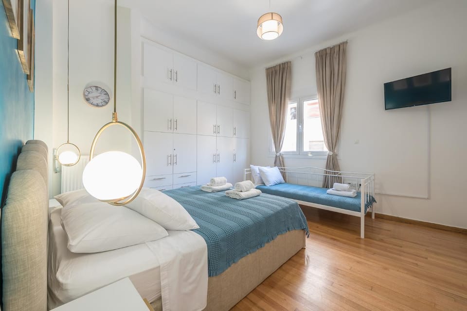 Bed, TV and multimedia, Bedroom