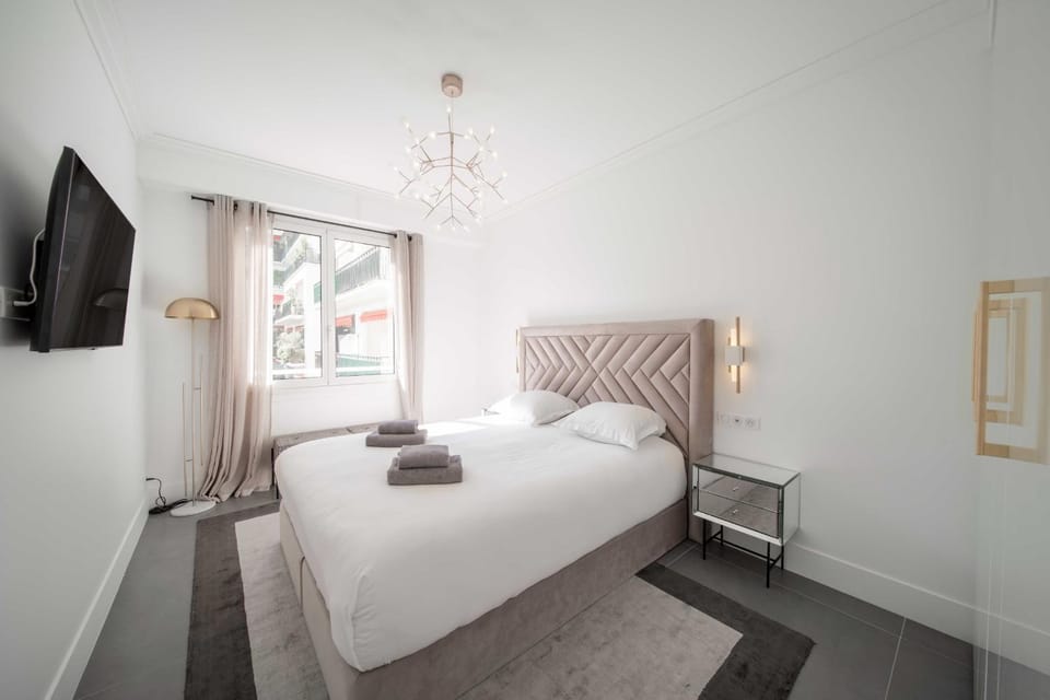 Bed, TV and multimedia, Photo of the whole room, Bedroom