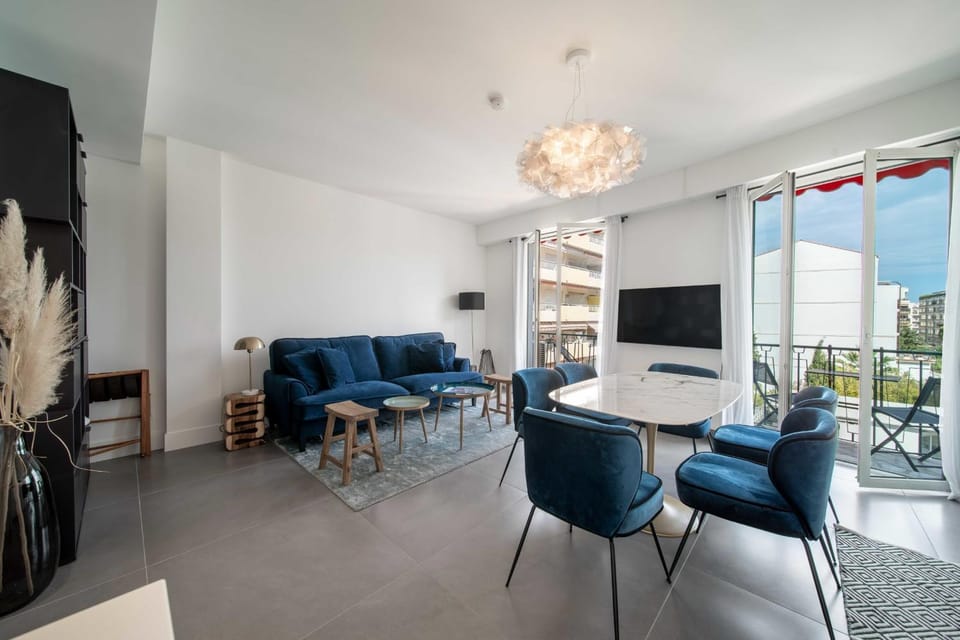 Communal lounge/ TV room, TV and multimedia, View (from property/room), Balcony/Terrace, Living room, Dining area