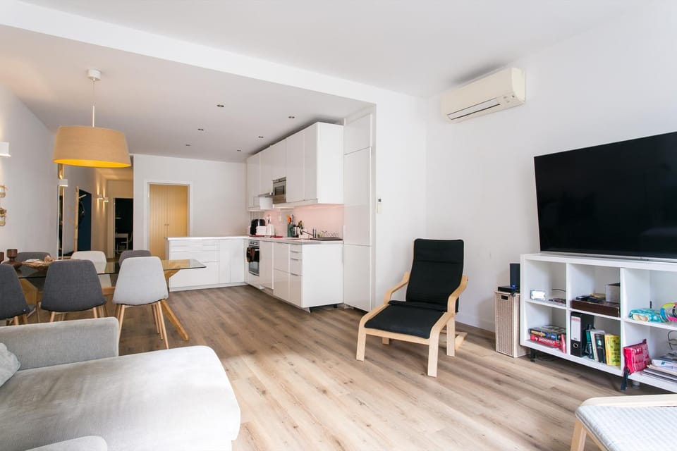 Communal lounge/ TV room, TV and multimedia, Coffee/tea facilities, Kitchen or kitchenette, Living room, Seating area, Dining area, Evening entertainment, minibar, pet friendly, air conditioner