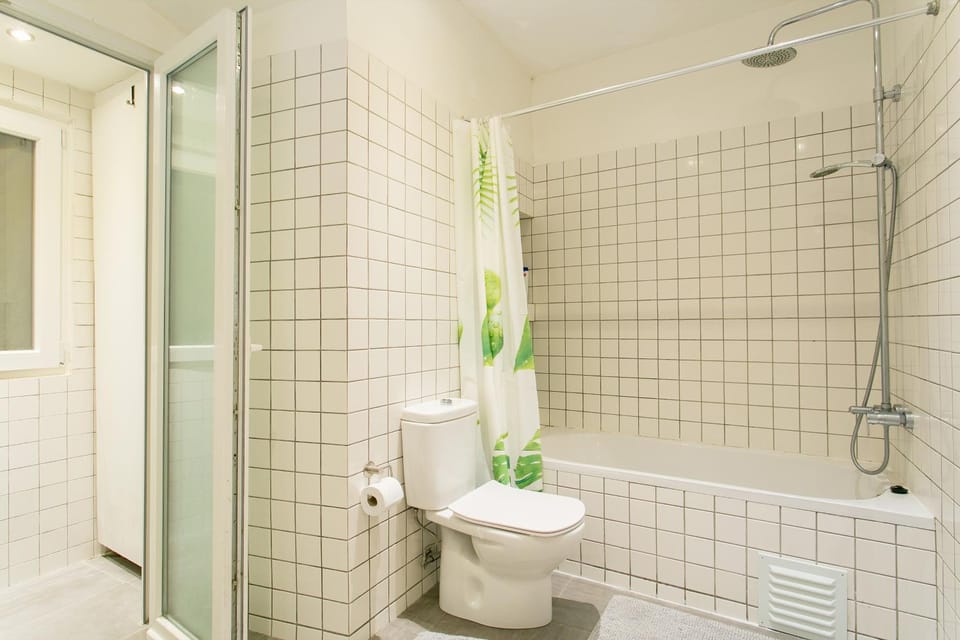Shower, Toilet, Bathroom, Bath, towels