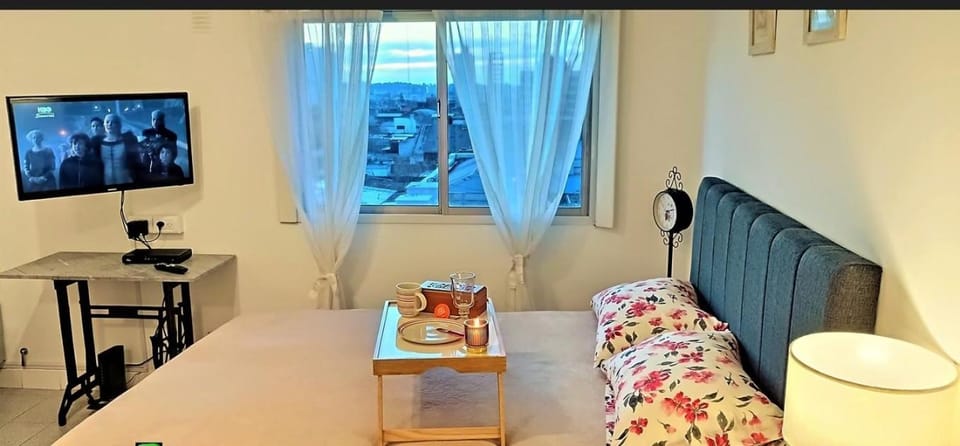 Bed, TV and multimedia, Photo of the whole room