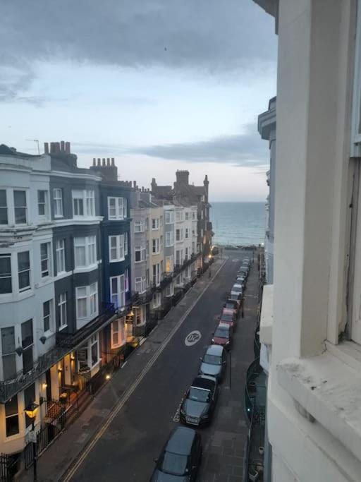Cosy studio flat moments from the beach, Kemptown Apartment in Brighton