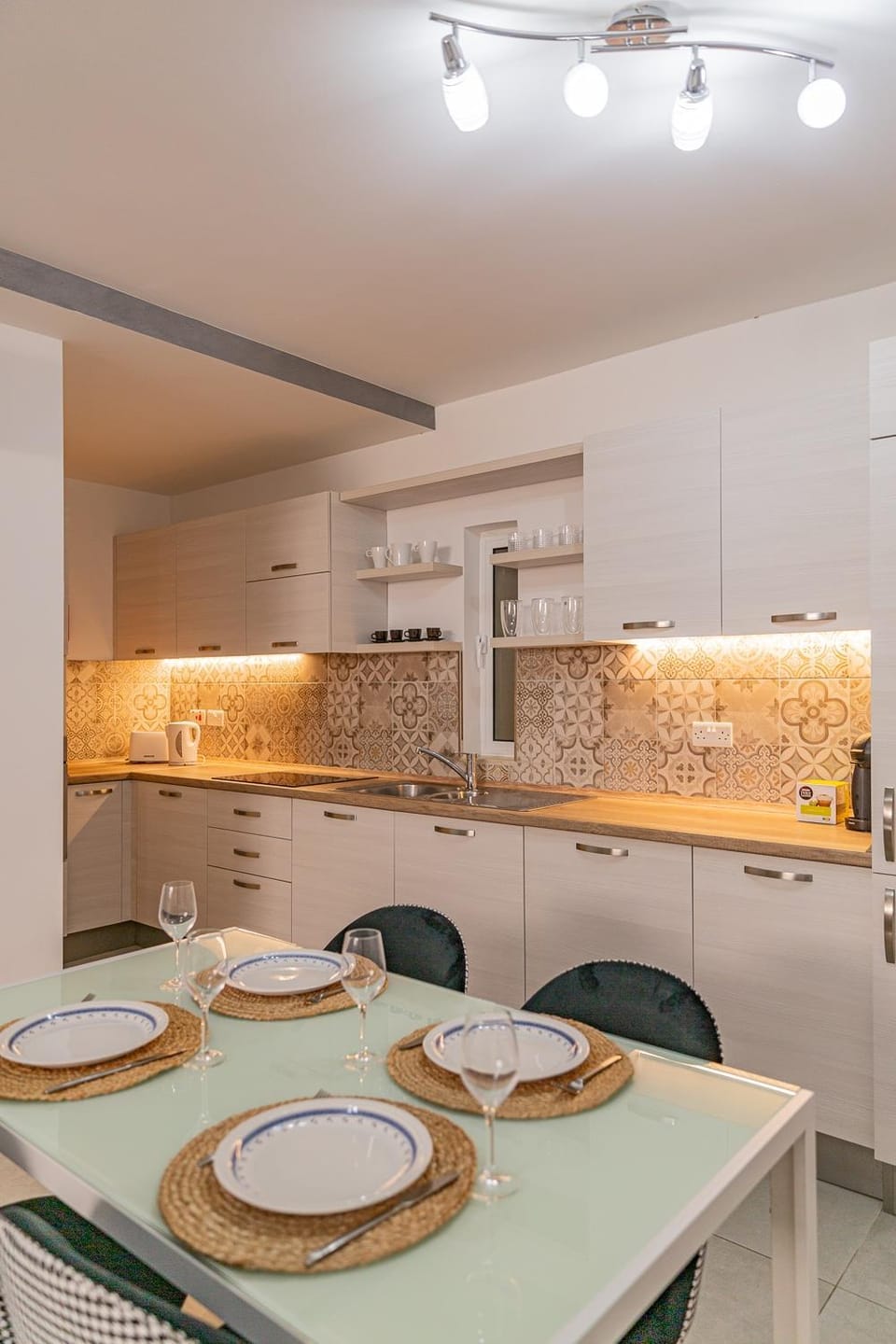 Kitchen or kitchenette, Dining area