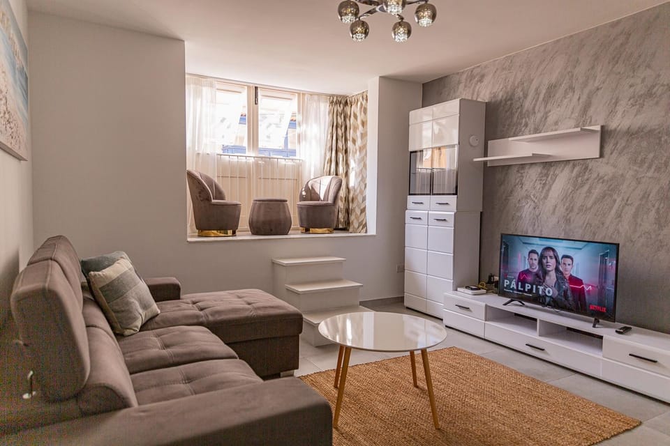 TV and multimedia, Living room, Seating area, Evening entertainment