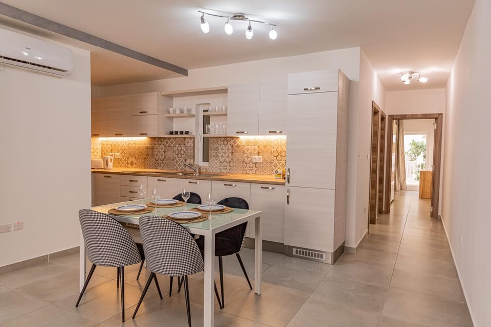 Kitchen or kitchenette, Dining area, stove