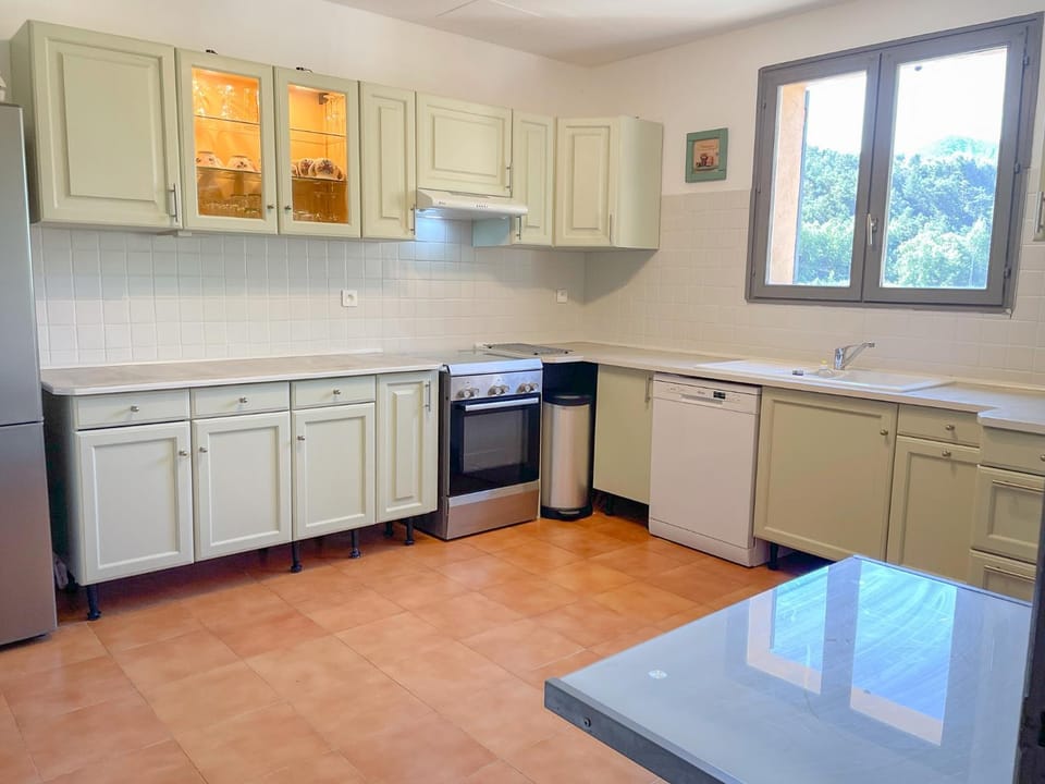 Kitchen or kitchenette, dishwasher, pet friendly, stove