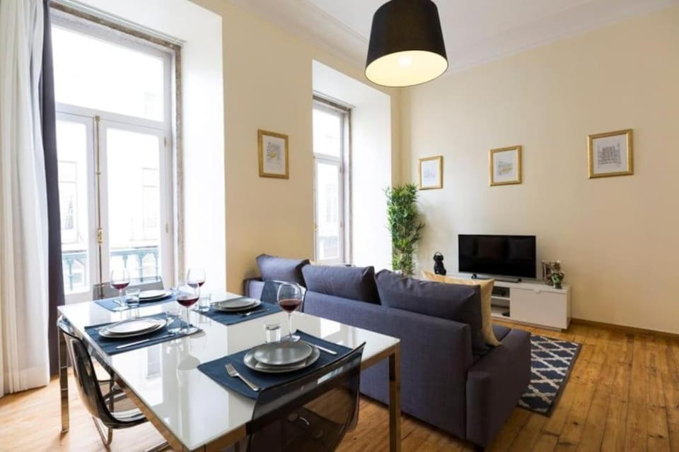 TV and multimedia, Seating area, Dining area