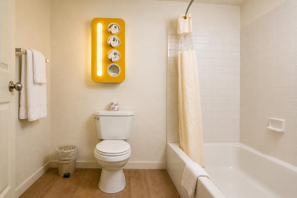 Shower, Toilet, Bathroom, Bath, towels