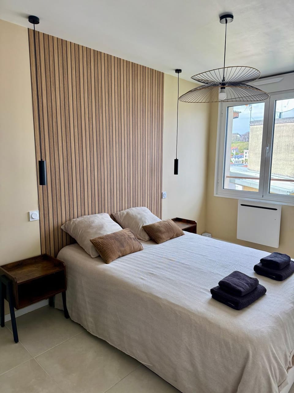 Bed, Photo of the whole room, Bedroom, towels