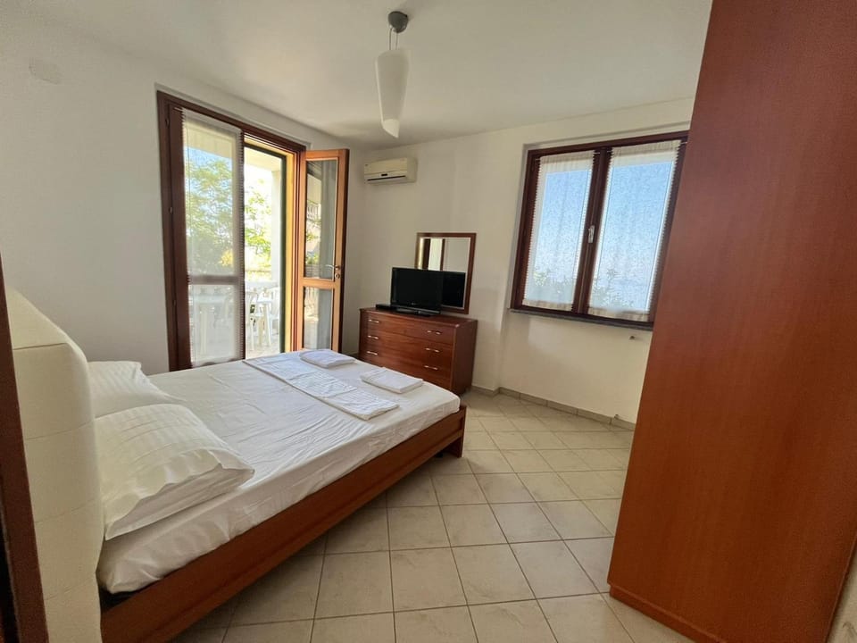 TV and multimedia, Photo of the whole room, Bedroom, wardrobe, air conditioner
