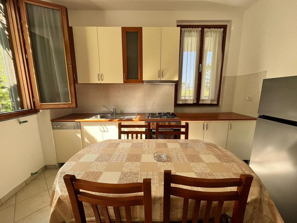 Kitchen or kitchenette, Dining area, pet friendly, stove