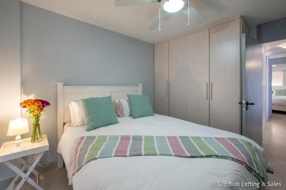 Bed, Photo of the whole room, Bedroom, fireplace, wardrobe