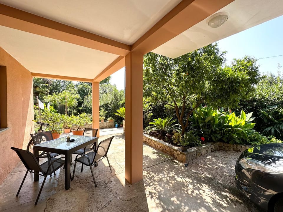 Patio, Day, Garden, Balcony/Terrace, Seating area, Garden view, Parking