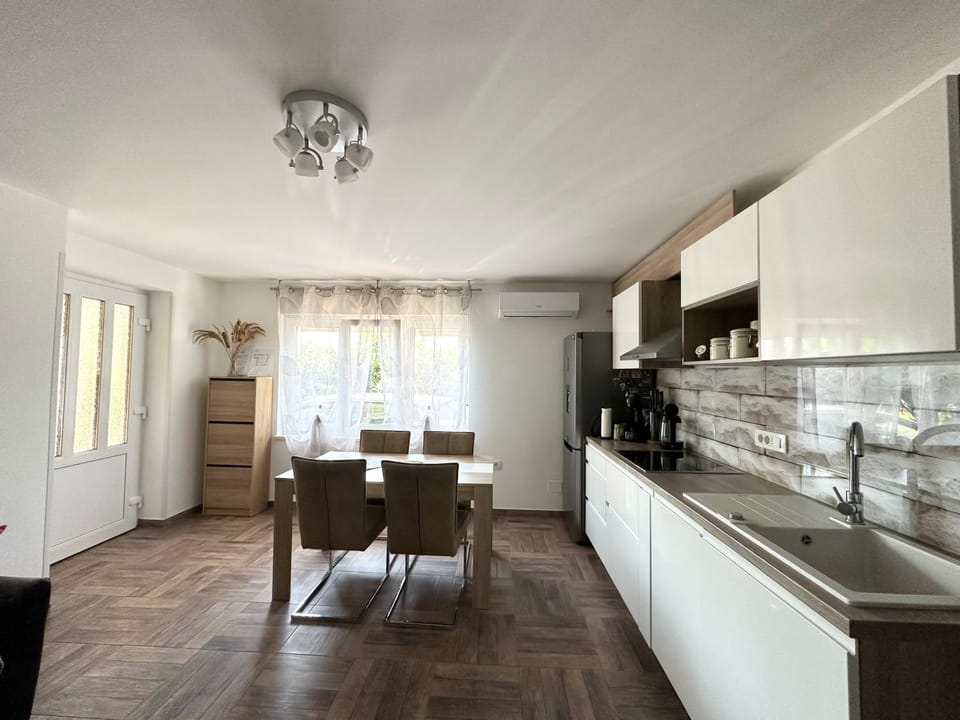 Kitchen or kitchenette, Dining area, stove