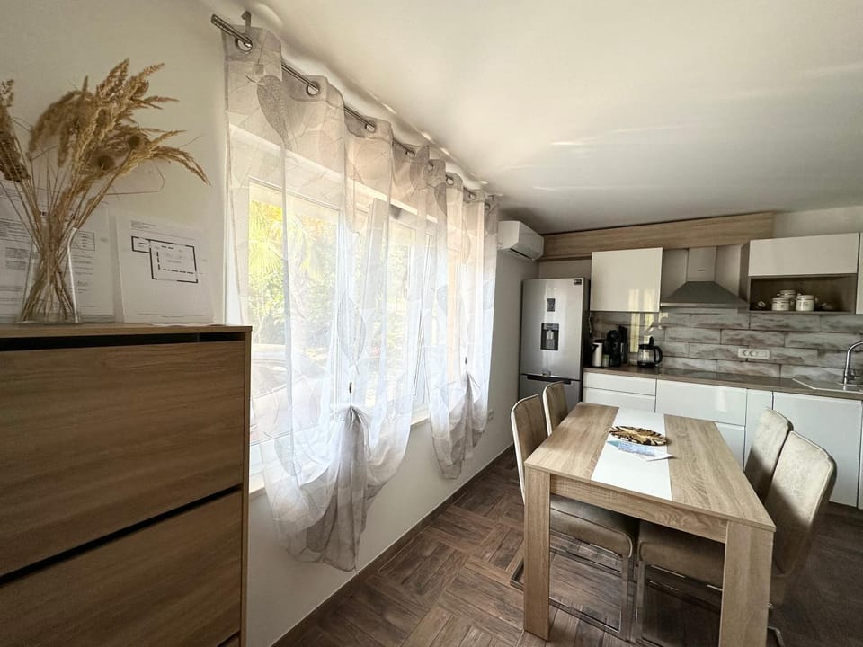 Kitchen or kitchenette, Dining area, stove