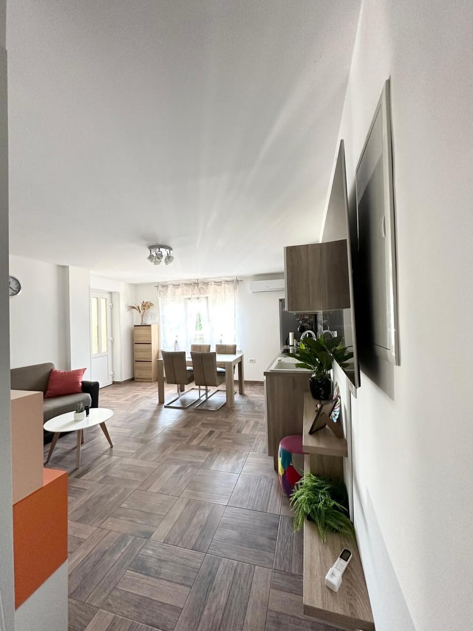 Communal lounge/ TV room, TV and multimedia, Kitchen or kitchenette, Living room, Seating area, Dining area