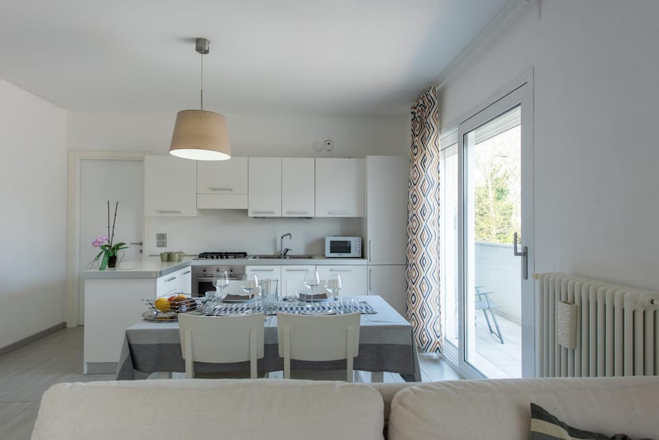 Kitchen or kitchenette, Dining area, dishwasher
