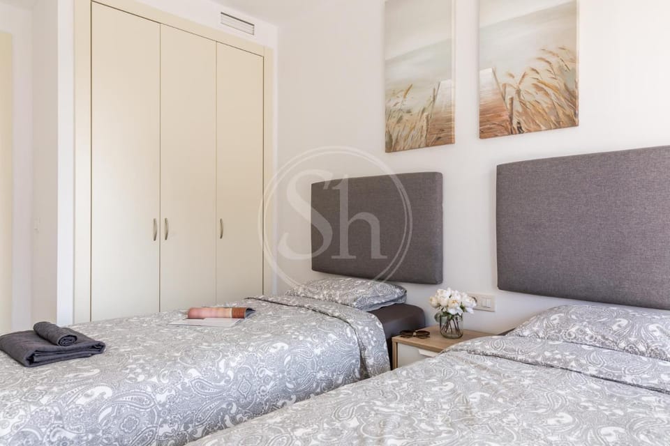 Photo of the whole room, Bedroom