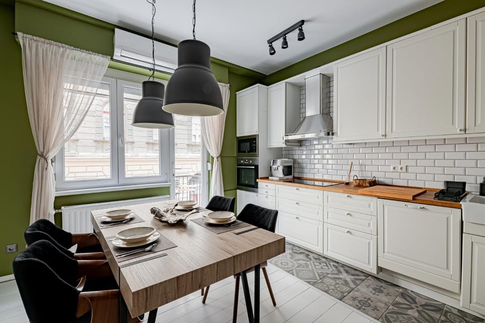 Kitchen or kitchenette, Dining area