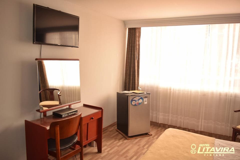 Bed, TV and multimedia, Photo of the whole room, Bedroom, hair dresser, oven