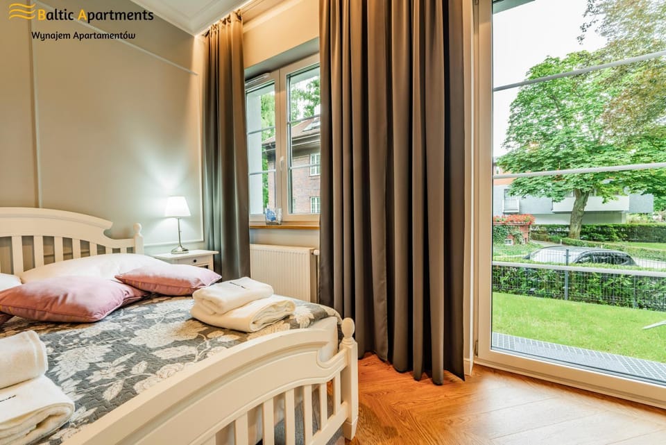 Bed, View (from property/room), Balcony/Terrace, Living room, Photo of the whole room, Garden view, towels