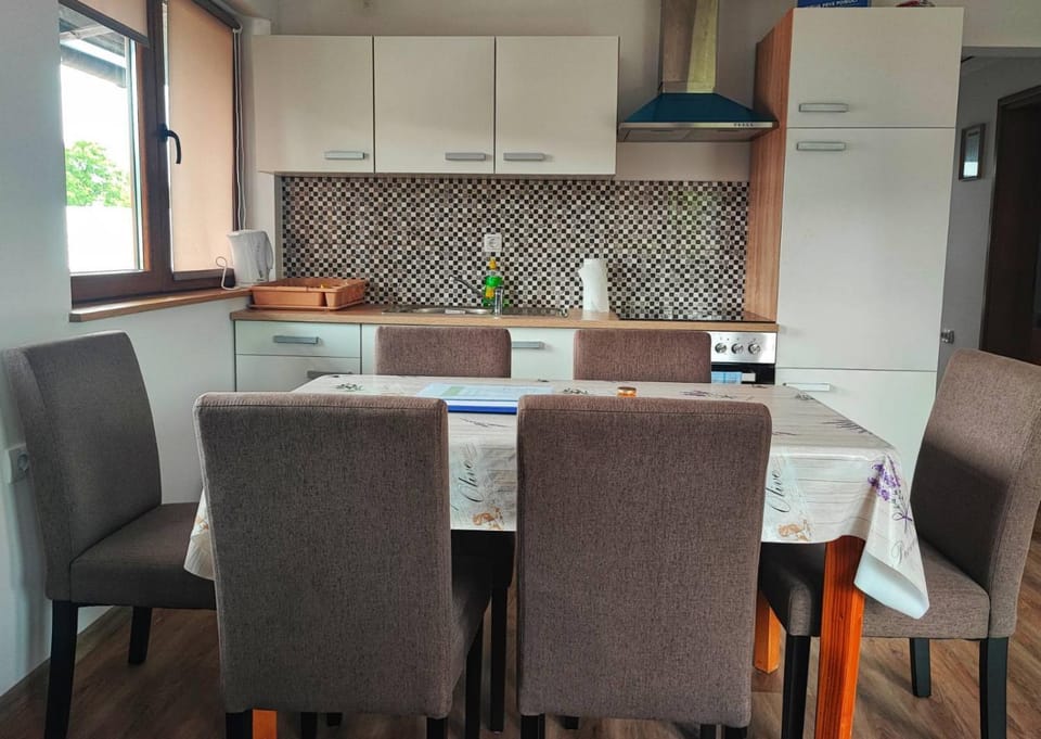 Kitchen or kitchenette, Living room, Seating area, Dining area, pet friendly, stove